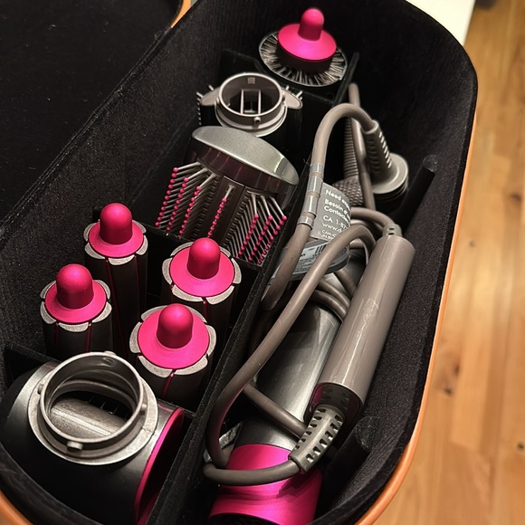 Dyson Airwrap™ multi-styler and dryer - Picture 2 of 5